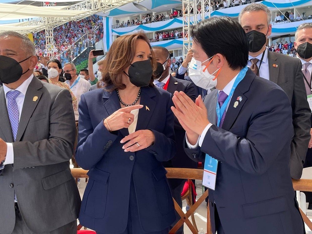 美國副總統賀錦麗（Kamala Harris）與台灣副總統賴清德於宏都拉斯總統卡蕬楚（Xiomara Castro）的就職典禮上互動交談。...