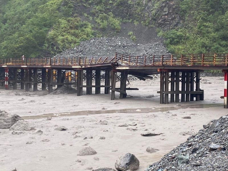 
卡努颱風為高雄山區帶來強降雨，桃源區玉穗溪溪水暴漲，土石流夾帶石塊將南橫公路明霸克露橋鋼便橋沖毀。（高雄市原民會提供）中央社112年8月...