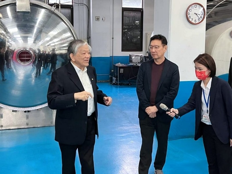 Kuomintang (KMT) vice-presidential candidate Jaw Shaw-kong (center) talks with I-Mei Foods CEO Luis Ko (left) during a trip to an I-Mei facility in Ta...