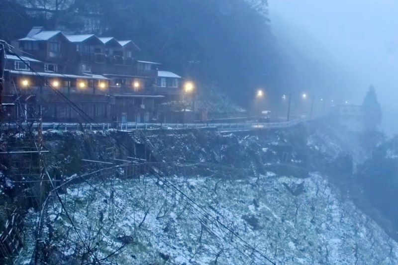 受寒流影響，桃園市復興區23日凌晨起多處相繼飄雪，桃園市政府也宣布華陵、三光、高義等3里停班停課。（桃園市政府觀光旅遊局提供）中央社
