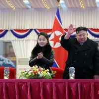 北韓金正恩攜妻女一同跨年　平壤觀看表演及煙火秀